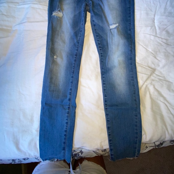 Packing Jeans - Picture 2 of 3